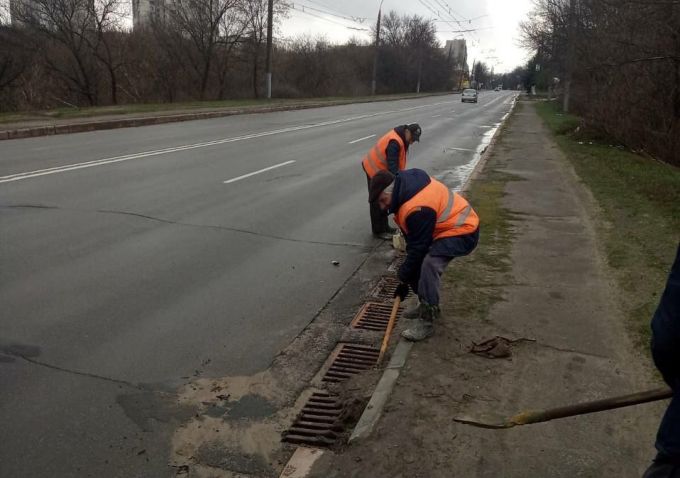 В Харькове проводятся работы по очистке систем ливневой канализации.